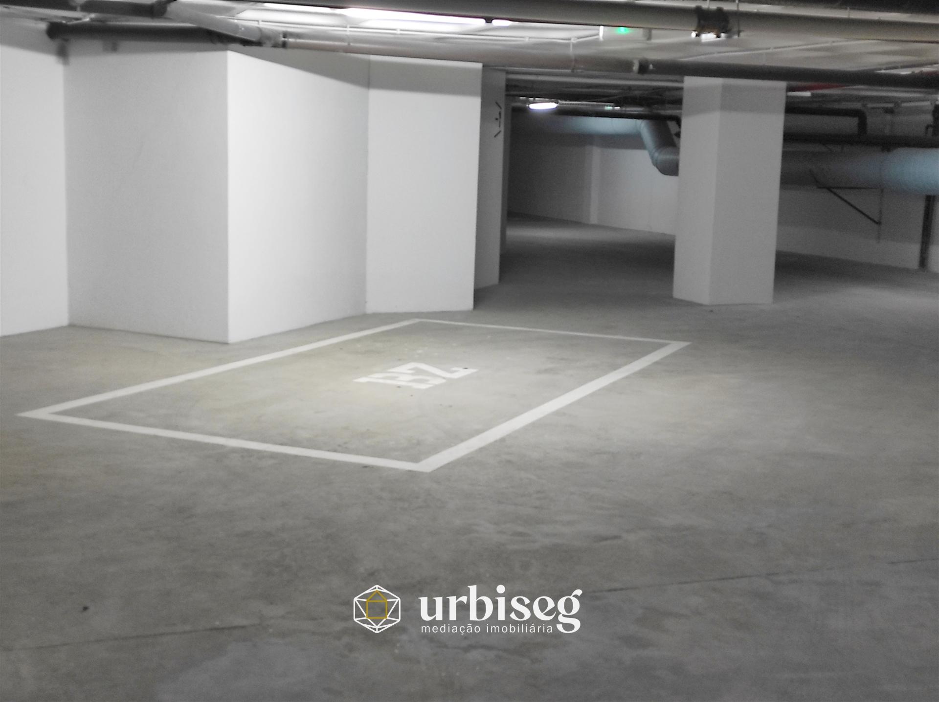 LUGAR DE ESTACIONAMENTO EM GARAGEM FECHADA