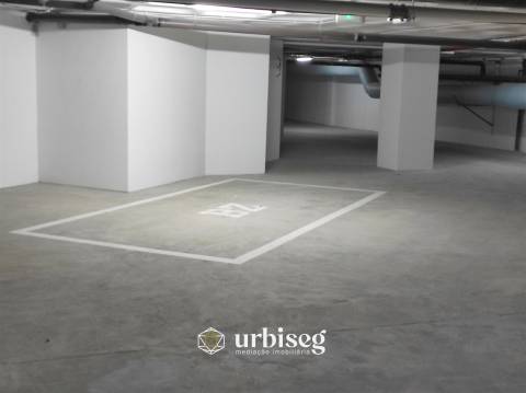 LUGAR DE ESTACIONAMENTO EM GARAGEM FECHADA
