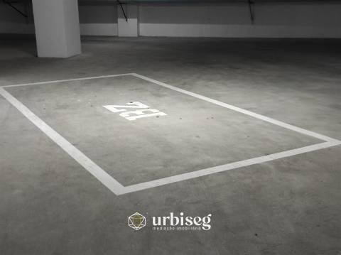 LUGAR DE ESTACIONAMENTO EM GARAGEM FECHADA