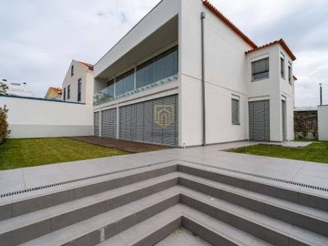 Moradia nova com 4 frentes para venda em zona nobre de Leça da Palmeira, a 5 minutos da praia