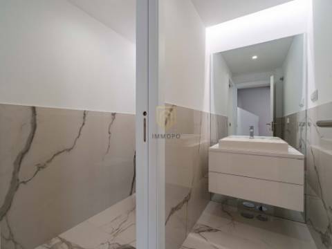 Moradia nova com 4 frentes para venda em zona nobre de Leça da Palmeira, a 5 minutos da praia