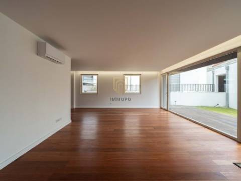 Moradia nova com 4 frentes para venda em zona nobre de Leça da Palmeira, a 5 minutos da praia