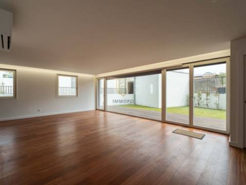 Moradia nova com 4 frentes para venda em zona nobre de Leça da Palmeira, a 5 minutos da praia