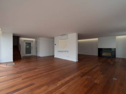 Moradia nova com 4 frentes para venda em zona nobre de Leça da Palmeira, a 5 minutos da praia