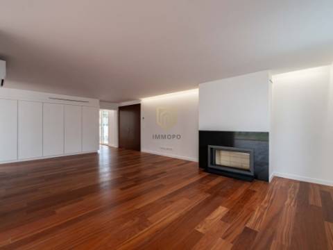 Moradia nova com 4 frentes para venda em zona nobre de Leça da Palmeira, a 5 minutos da praia