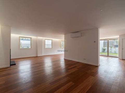 Moradia nova com 4 frentes para venda em zona nobre de Leça da Palmeira, a 5 minutos da praia