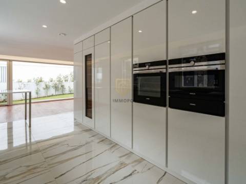 Moradia nova com 4 frentes para venda em zona nobre de Leça da Palmeira, a 5 minutos da praia