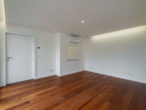 Moradia nova com 4 frentes para venda em zona nobre de Leça da Palmeira, a 5 minutos da praia