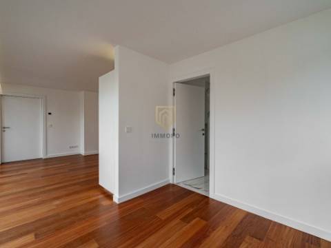 Moradia nova com 4 frentes para venda em zona nobre de Leça da Palmeira, a 5 minutos da praia