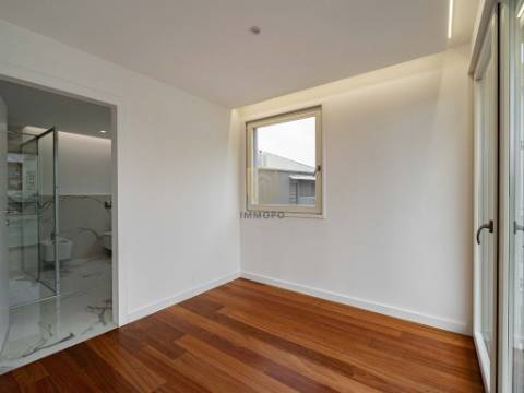 Moradia nova com 4 frentes para venda em zona nobre de Leça da Palmeira, a 5 minutos da praia