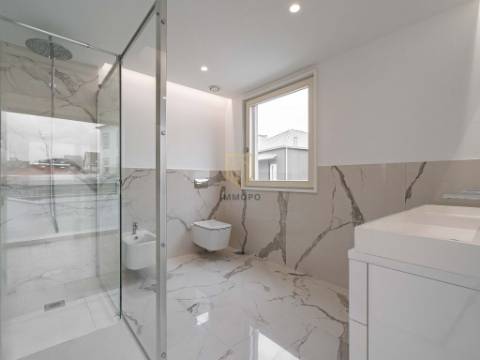 Moradia nova com 4 frentes para venda em zona nobre de Leça da Palmeira, a 5 minutos da praia