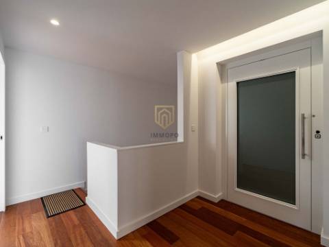 Moradia nova com 4 frentes para venda em zona nobre de Leça da Palmeira, a 5 minutos da praia