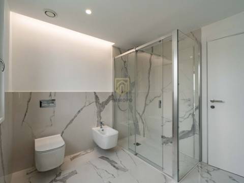 Moradia nova com 4 frentes para venda em zona nobre de Leça da Palmeira, a 5 minutos da praia