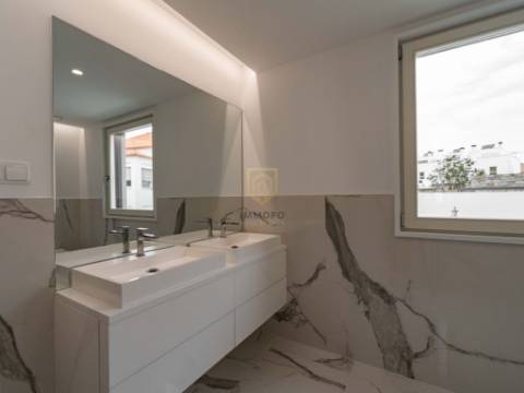 Moradia nova com 4 frentes para venda em zona nobre de Leça da Palmeira, a 5 minutos da praia