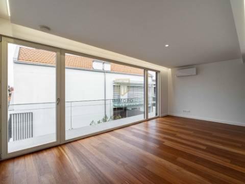 Moradia nova com 4 frentes para venda em zona nobre de Leça da Palmeira, a 5 minutos da praia