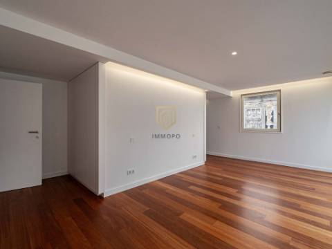 Moradia nova com 4 frentes para venda em zona nobre de Leça da Palmeira, a 5 minutos da praia