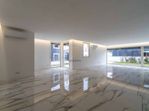 Moradia T3 nova com 4 frentes para venda em zona nobre de Leça da Palmeira, a 5 minutos da praia