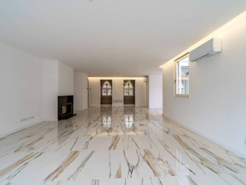 Moradia T3 nova com 4 frentes para venda em zona nobre de Leça da Palmeira, a 5 minutos da praia