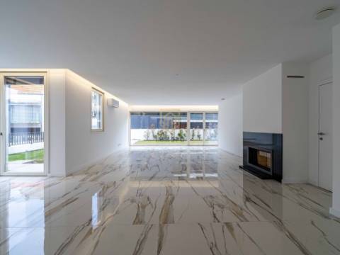 Moradia T3 nova com 4 frentes para venda em zona nobre de Leça da Palmeira, a 5 minutos da praia