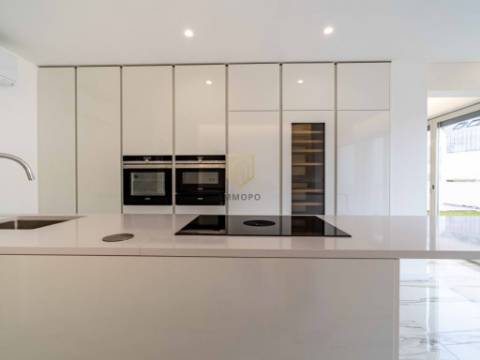 Moradia T3 nova com 4 frentes para venda em zona nobre de Leça da Palmeira, a 5 minutos da praia