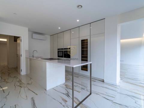 Moradia T3 nova com 4 frentes para venda em zona nobre de Leça da Palmeira, a 5 minutos da praia