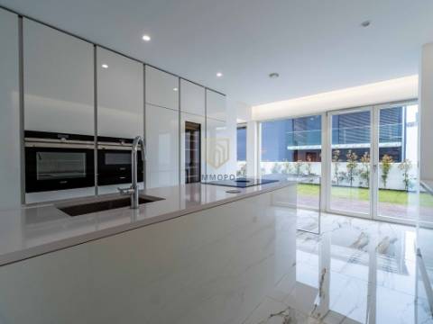 Moradia T3 nova com 4 frentes para venda em zona nobre de Leça da Palmeira, a 5 minutos da praia