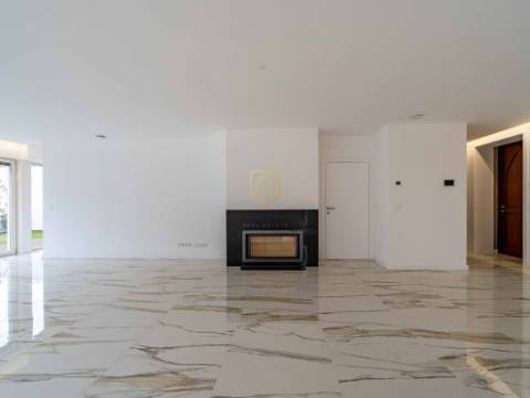 Moradia T3 nova com 4 frentes para venda em zona nobre de Leça da Palmeira, a 5 minutos da praia