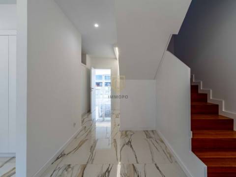 Moradia T3 nova com 4 frentes para venda em zona nobre de Leça da Palmeira, a 5 minutos da praia