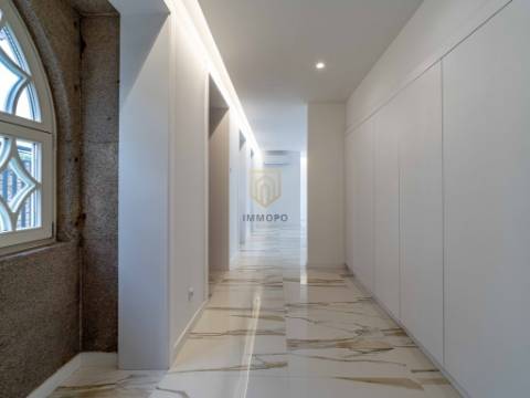 Moradia T3 nova com 4 frentes para venda em zona nobre de Leça da Palmeira, a 5 minutos da praia