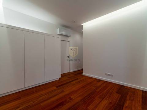 Moradia T3 nova com 4 frentes para venda em zona nobre de Leça da Palmeira, a 5 minutos da praia