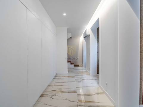 Moradia T3 nova com 4 frentes para venda em zona nobre de Leça da Palmeira, a 5 minutos da praia