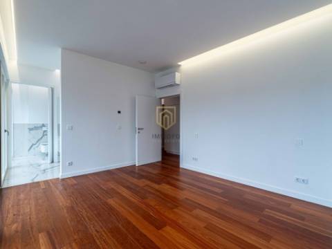 Moradia T3 nova com 4 frentes para venda em zona nobre de Leça da Palmeira, a 5 minutos da praia