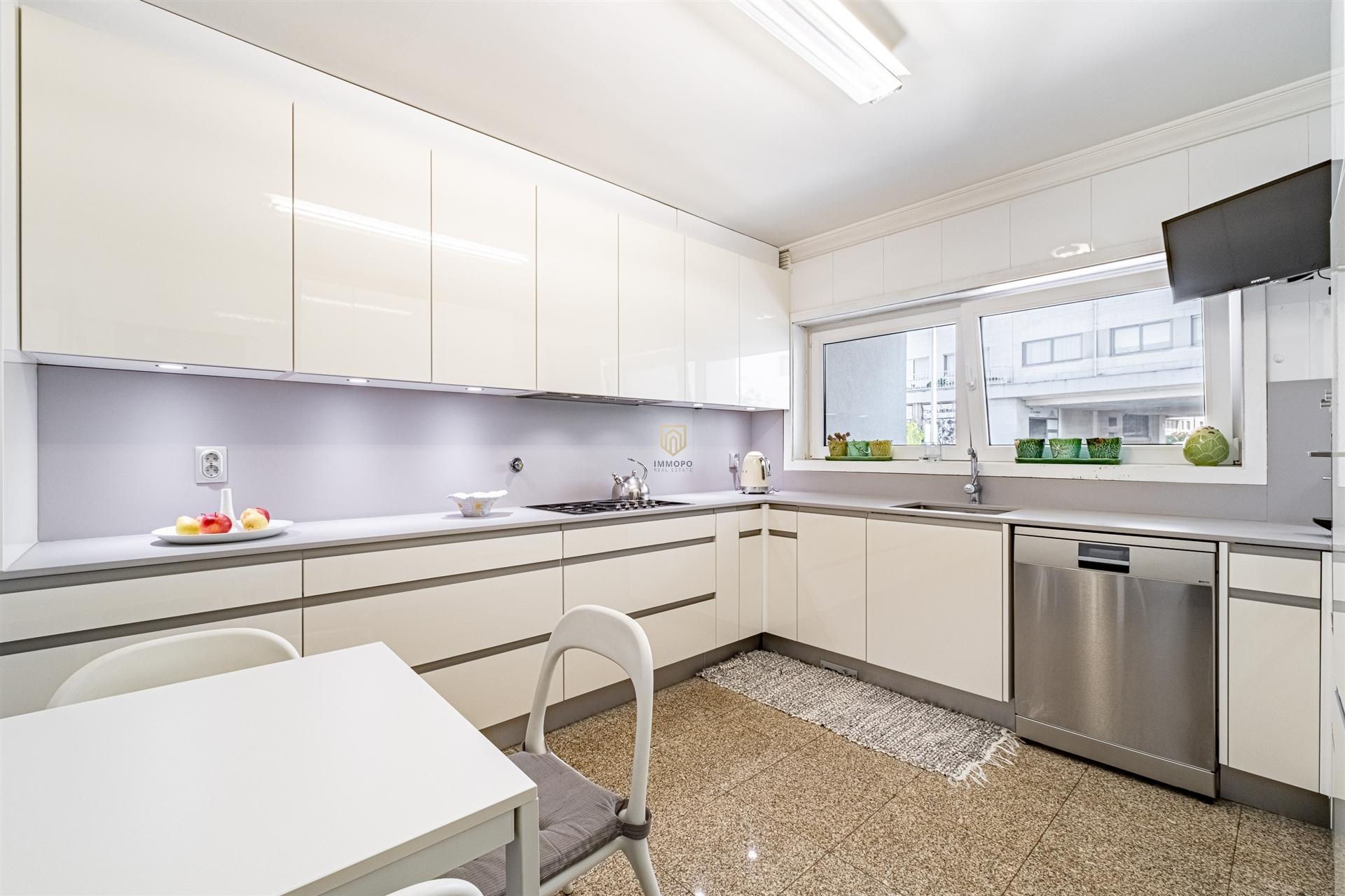 Moradia T4 com Piscina e Terraço em Leça da Palmeira