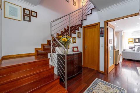 Moradia T4 com Piscina e Terraço em Leça da Palmeira