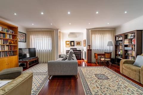 Moradia T4 com Piscina e Terraço em Leça da Palmeira