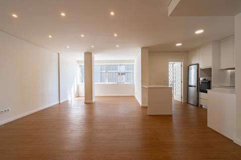 Apartamento T4 totalmente remodelado na Avenida da Boavista, Porto.