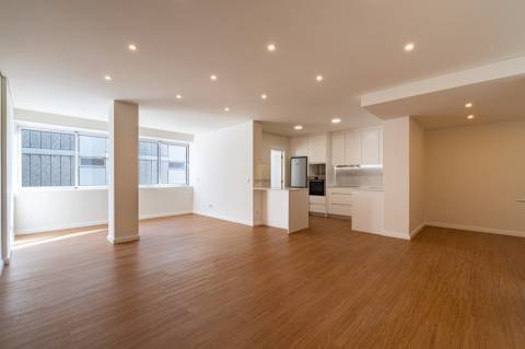 Apartamento T4 totalmente remodelado na Avenida da Boavista, Porto.