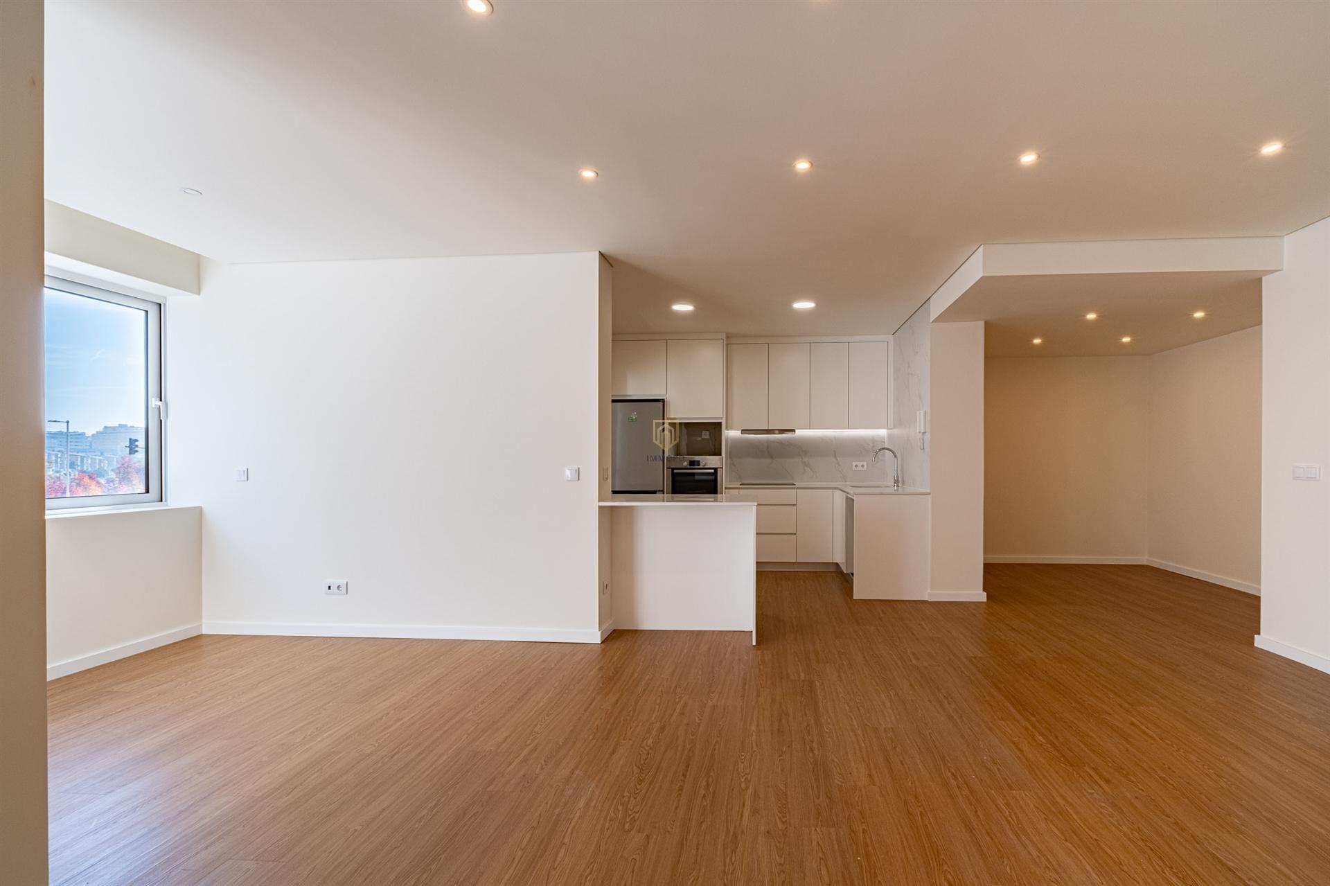 Apartamento T4 totalmente remodelado na Avenida da Boavista, Porto.