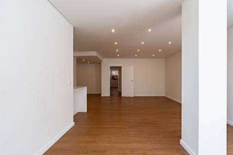 Apartamento T4 totalmente remodelado na Avenida da Boavista, Porto.