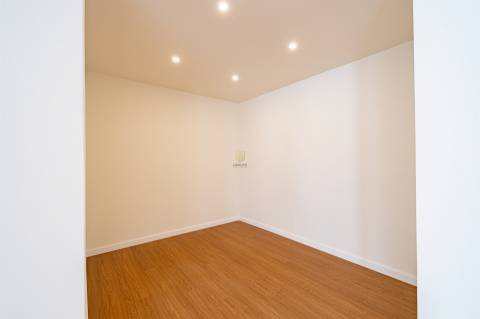 Apartamento T4 totalmente remodelado na Avenida da Boavista, Porto.