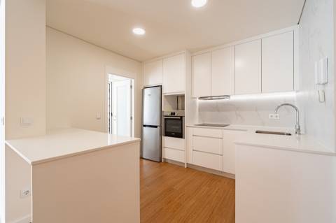 Apartamento T4 totalmente remodelado na Avenida da Boavista, Porto.