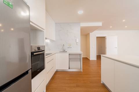 Apartamento T4 totalmente remodelado na Avenida da Boavista, Porto.