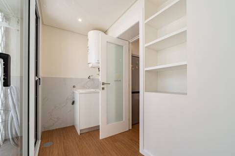 Apartamento T4 totalmente remodelado na Avenida da Boavista, Porto.
