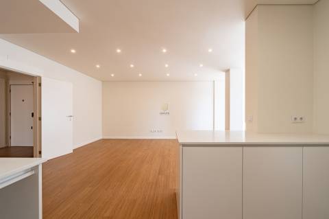 Apartamento T4 totalmente remodelado na Avenida da Boavista, Porto.