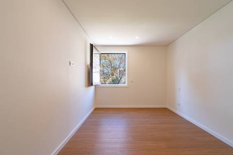 Apartamento T4 totalmente remodelado na Avenida da Boavista, Porto.