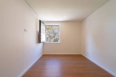 Apartamento T4 totalmente remodelado na Avenida da Boavista, Porto.