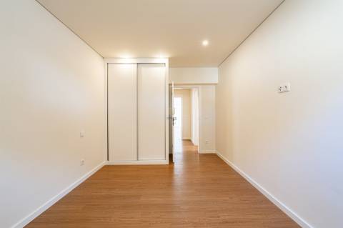 Apartamento T4 totalmente remodelado na Avenida da Boavista, Porto.