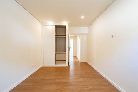 Apartamento T4 totalmente remodelado na Avenida da Boavista, Porto.