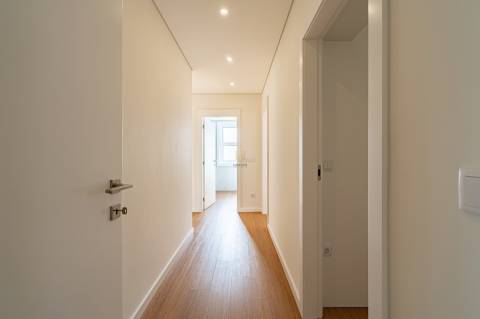 Apartamento T4 totalmente remodelado na Avenida da Boavista, Porto.