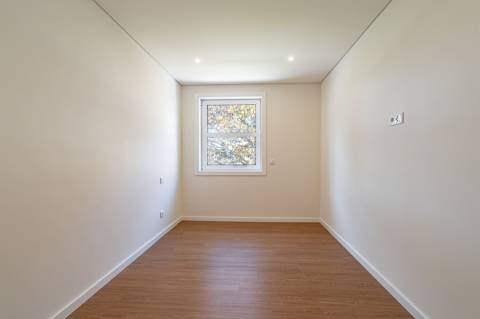 Apartamento T4 totalmente remodelado na Avenida da Boavista, Porto.